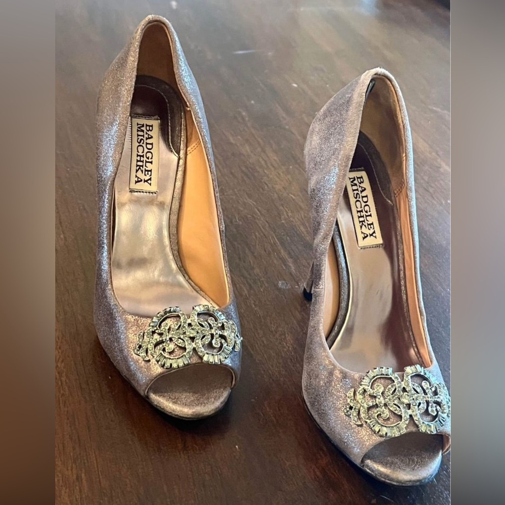 Size 6 Badgley Mischka pewter peep toes
